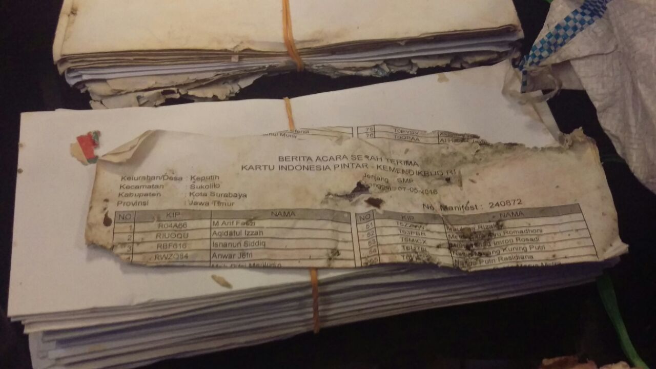 Tumpukan KIP yang diamankan di Polrestabes Surabaya