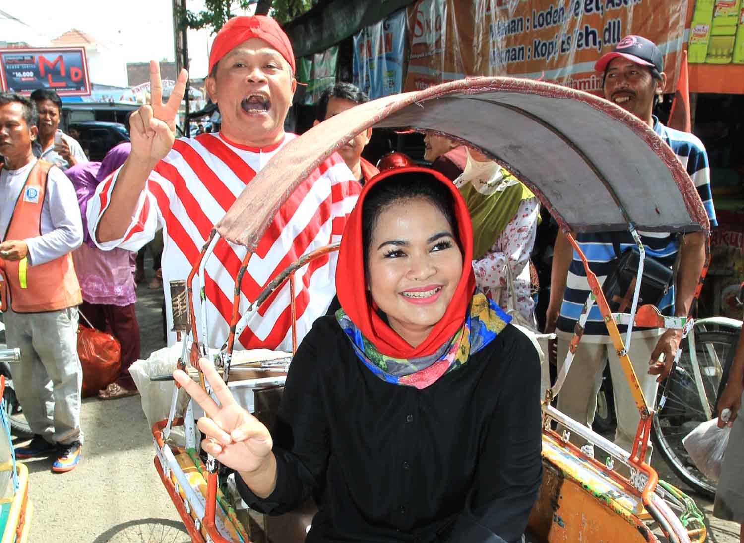Kirun membawa Puti berkeliling  dengan becak. 