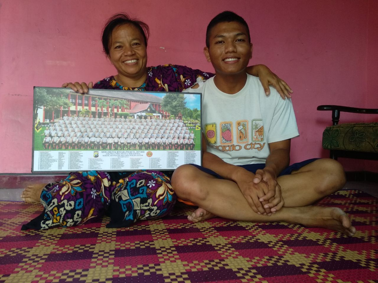  Erdha bersama orang tuanya.