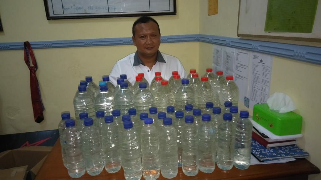 Barang  bukti puluhan botol miras jenis arak jowo yang diamankan Polres Ponorogo.