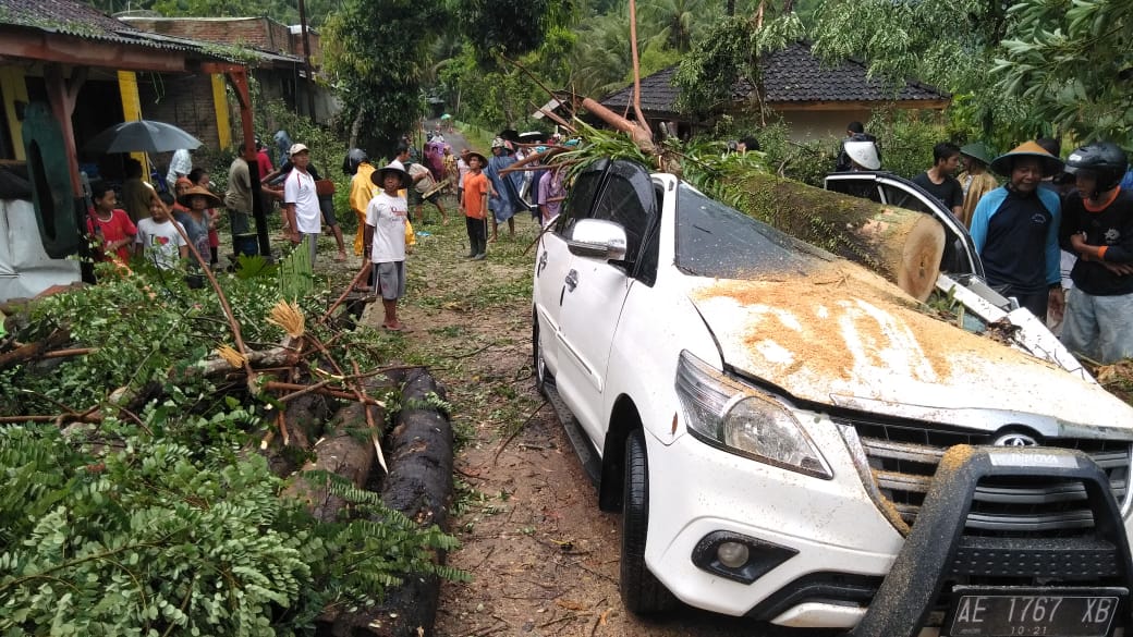 Mobil Toyota Innova rusak parah