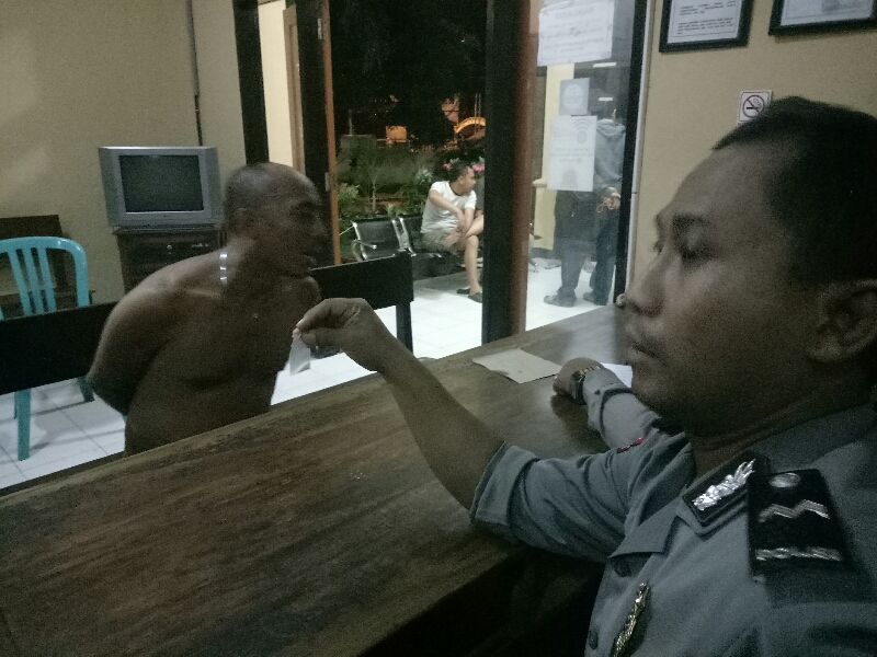 Polisi saat menunjukkan serbuk putih di depan pelaku