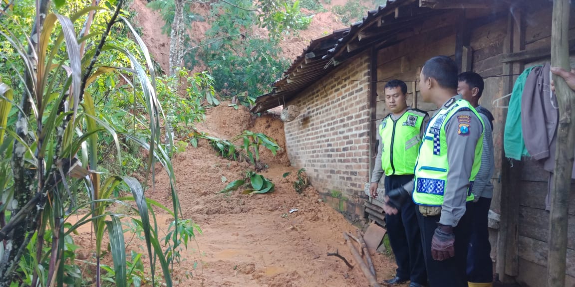 Longsor Terjang 3 Rumah di Ponorogo