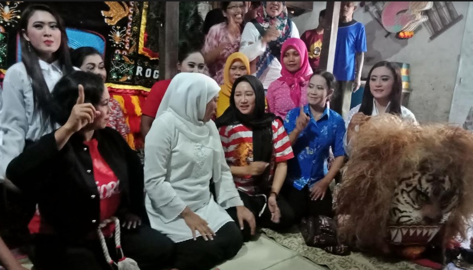 Khofifah saat berdialog dengan pemain reog wanita di Ponorogo.
