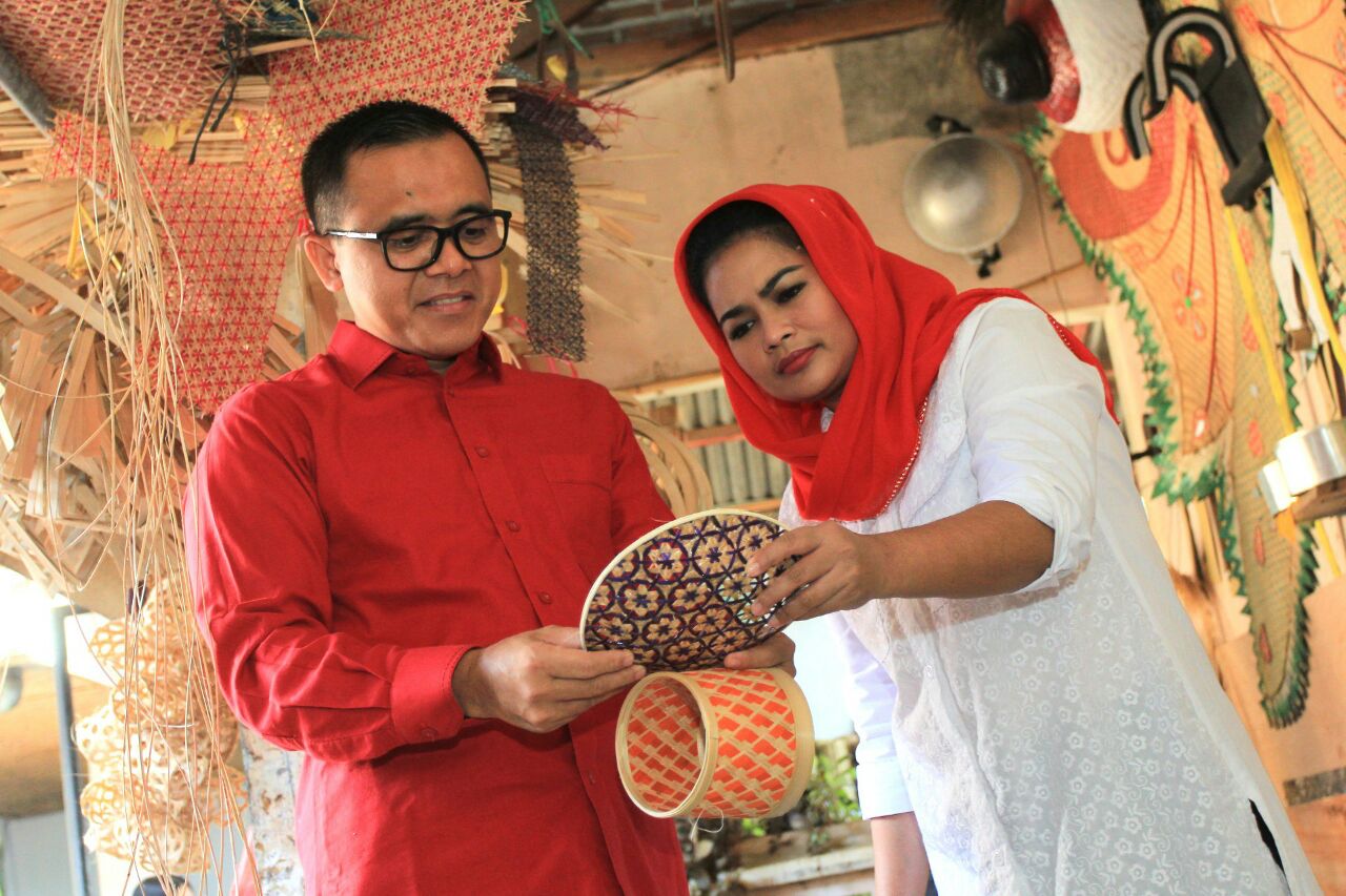 Cawagub Puti dan Bupati Banyuwangi Azwar Anas mengunjungi pengerajin.