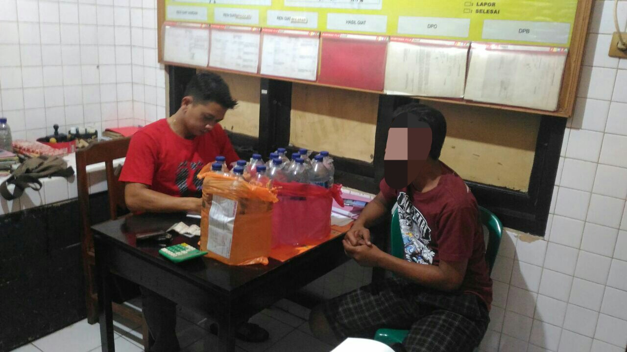 Petugas meminta keterangan Dwianto.