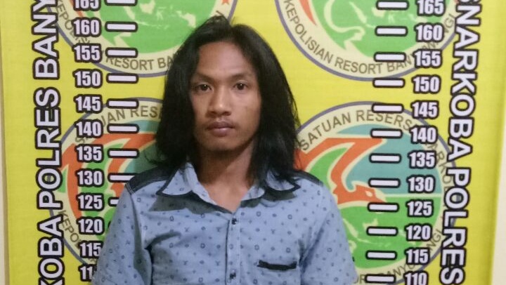 Pelaku, Samsul Arifin saat diperiksa di Polres Banyuwangi.
