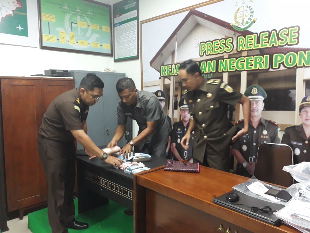 Petugas menunjukkan barang bukti.