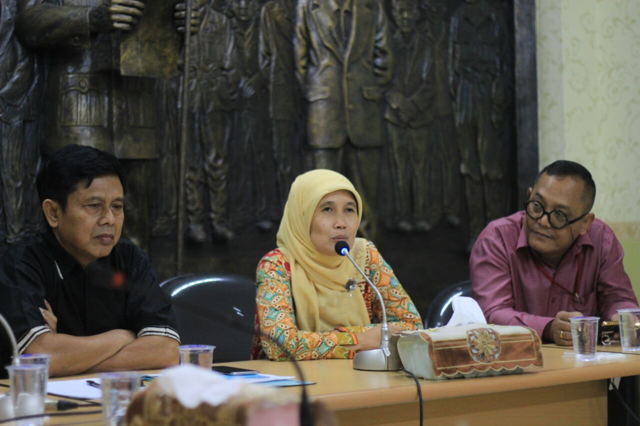 Unitomo Kukuhkan Guru Besar Bidang Ekonomi