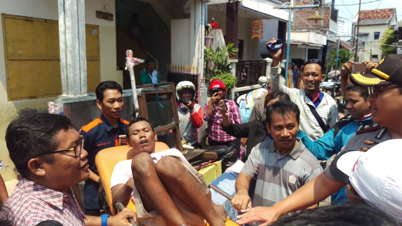 Proses evakuasi Muhammad Fardana Ikhsan pemuda yang dipasung di Kedung Klinter Surabaya.