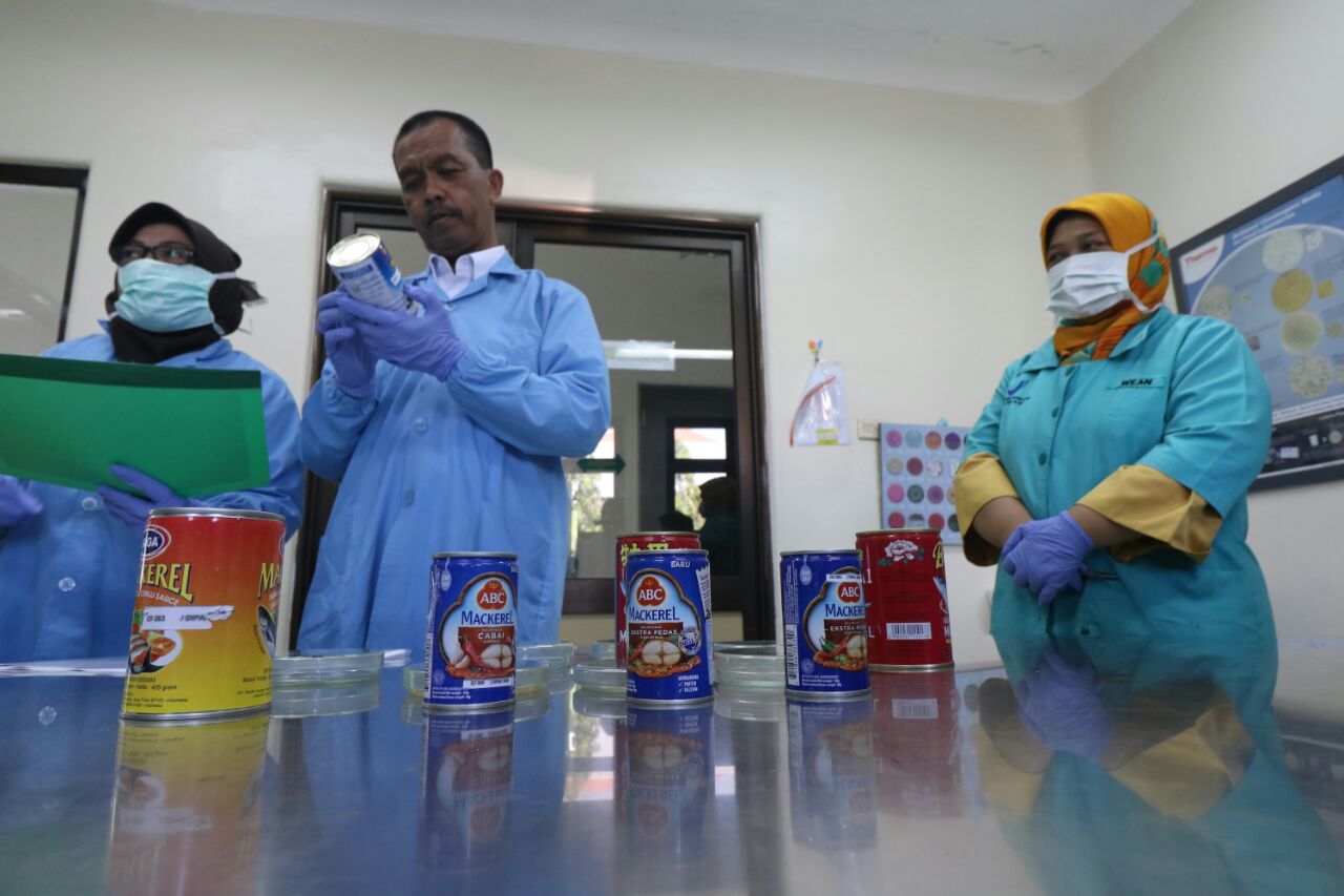 Pertugas BBPOM Jawa Timur di Surabaya, sedang melakukan uji lab makanan kaleng .
