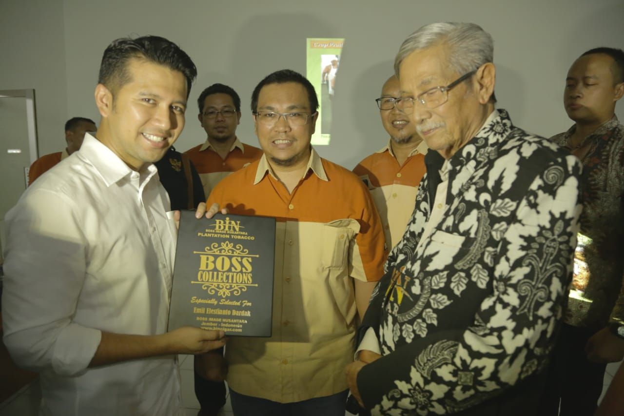 Cawagub Emil Dardak saat mengunjungi pabrik rokok cerutu di Jember