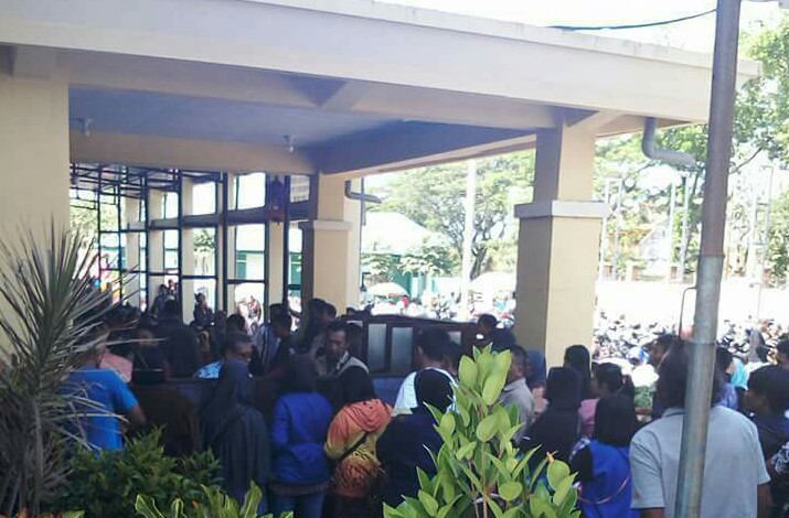 Warga saat mendapatkan bantuan dari pemerintah