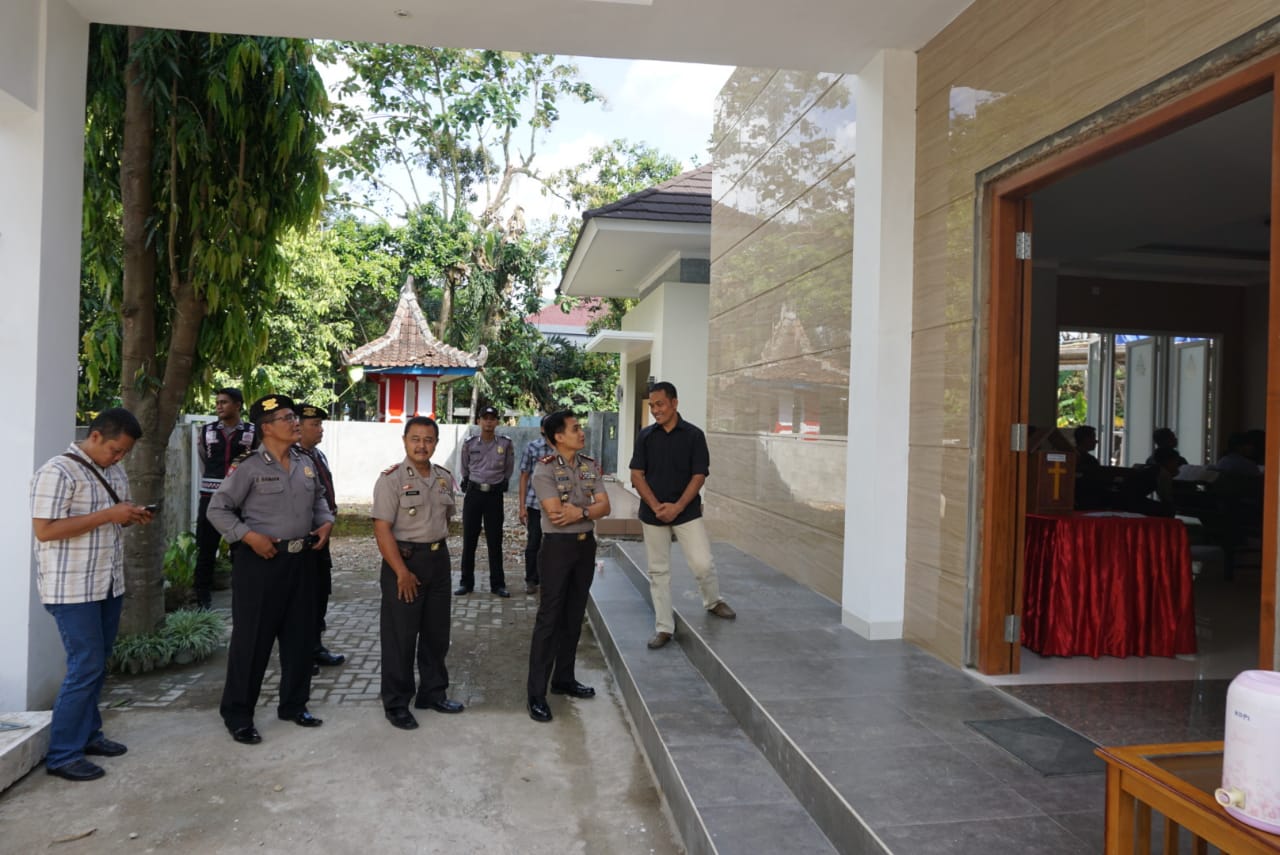 Pastikan Keamanan Peribadatan, Kapolres Pacitan Keliling Gereja 