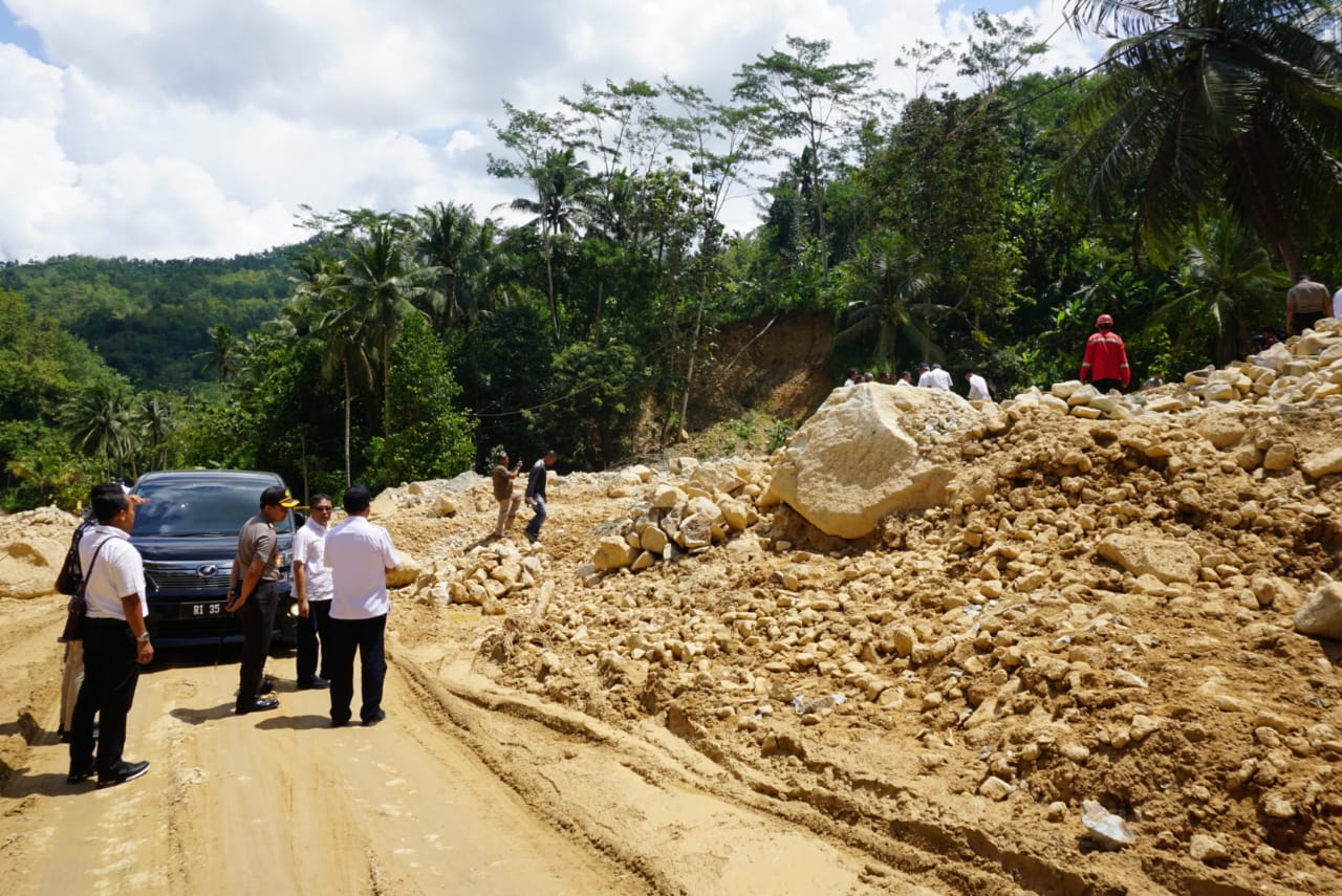 Salah satu proyek jalan menuju Waduk Tukul.