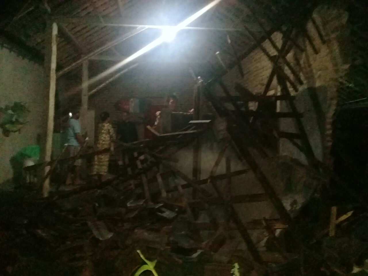 Bagian dapur milik salah satu rumah warga yang roboh.