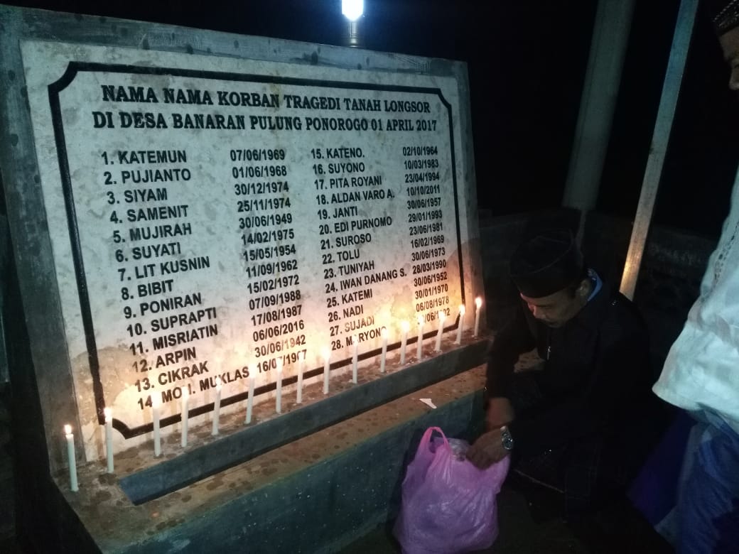 Monumen yang bertuliskan  nama-nama korban tragedi longsor Banaran.