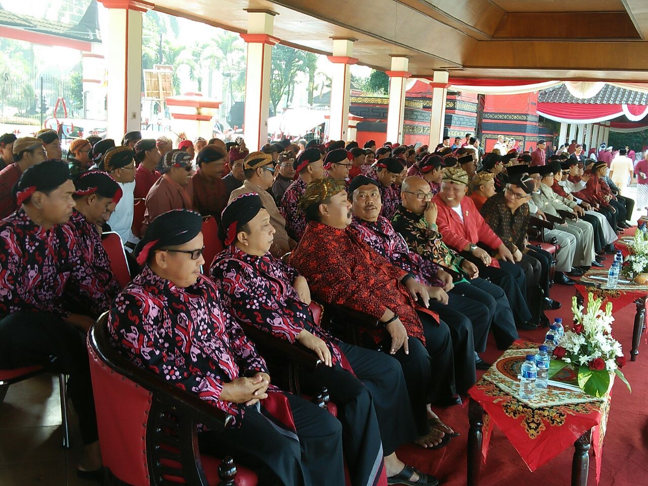 Peserta upacara peringatan HUT Kota Blitar mengenakan pakaian adat Jawa.