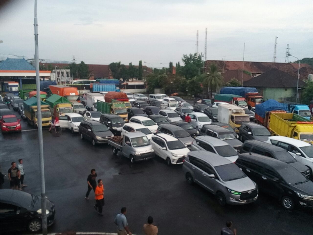 Antrean kendaraan di Pelabuhan Gilimanuk Bali/ foto: istimewa