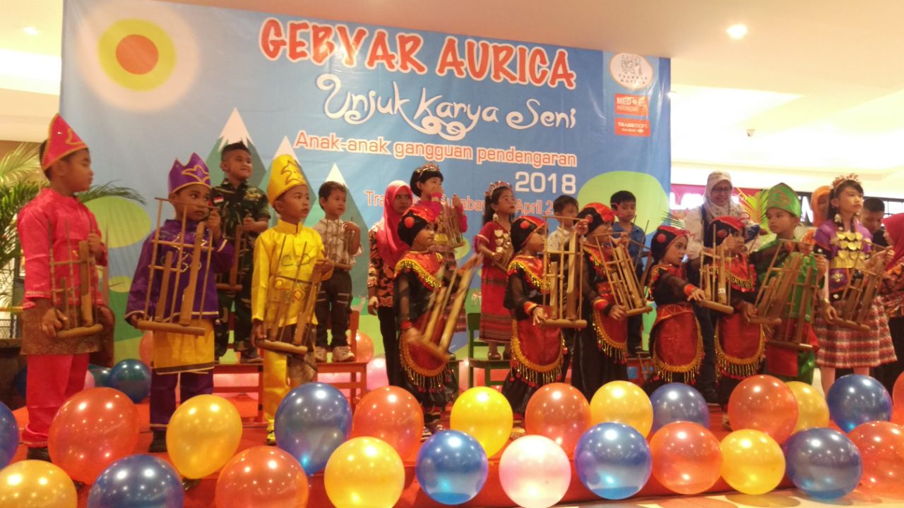 Anak-anak yang tampil dalam salah satu karya seni.