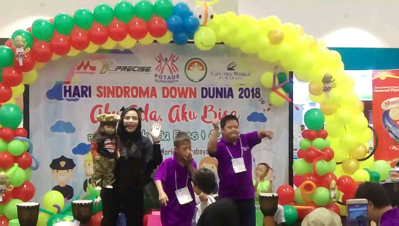 Ria Enes bersama boneka Susan terlihat larut dalam keceriaan bersama anak-anak berkebutuhan khusus di Surabaya.
