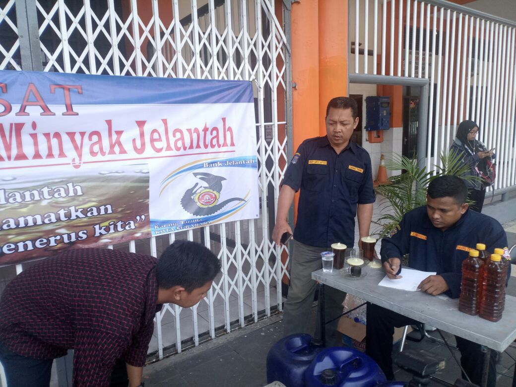 Warga menyetorkan jelantah ke Bank Jelantah Kartar Surabaya.