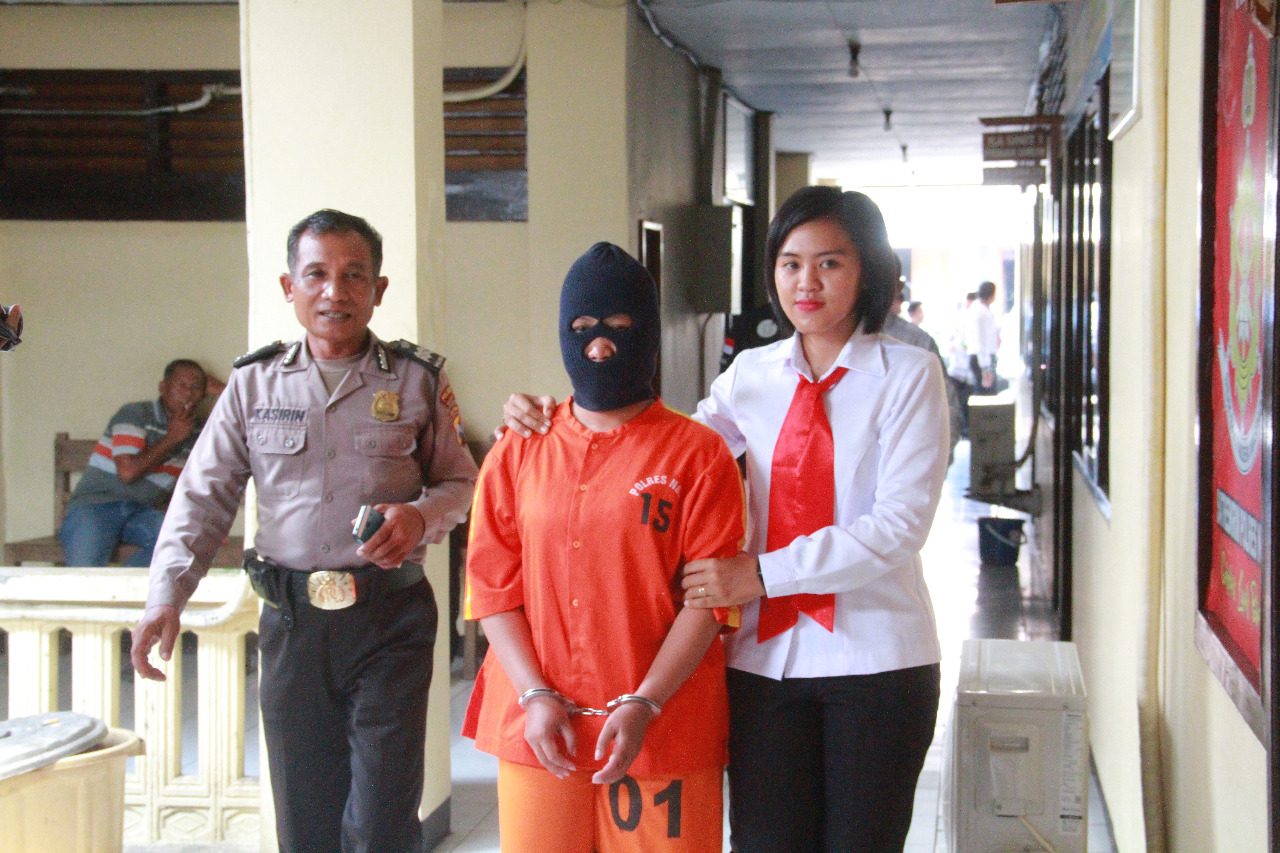 Petugas menunjukkan tersangka.