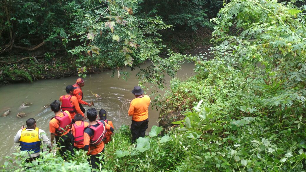 Petugas saat melakukan pencarian jenazah, siang tadi.