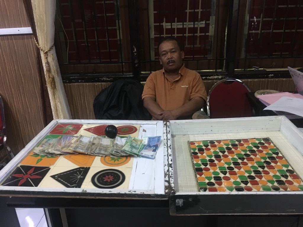 tersangka dan barang bukti yang disita petugas