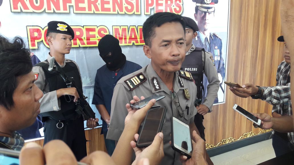 Petugas menunjukkan tersangka yang tertangkap