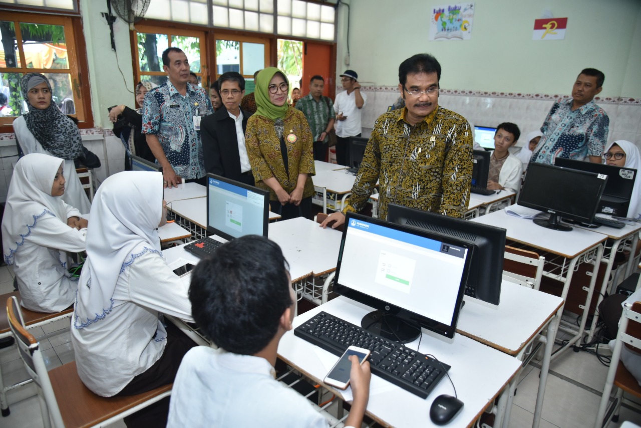 Anggota Komisi Sepuluh DPR RI sedang meninjau persiapan UNBK SMP di Surabaya.