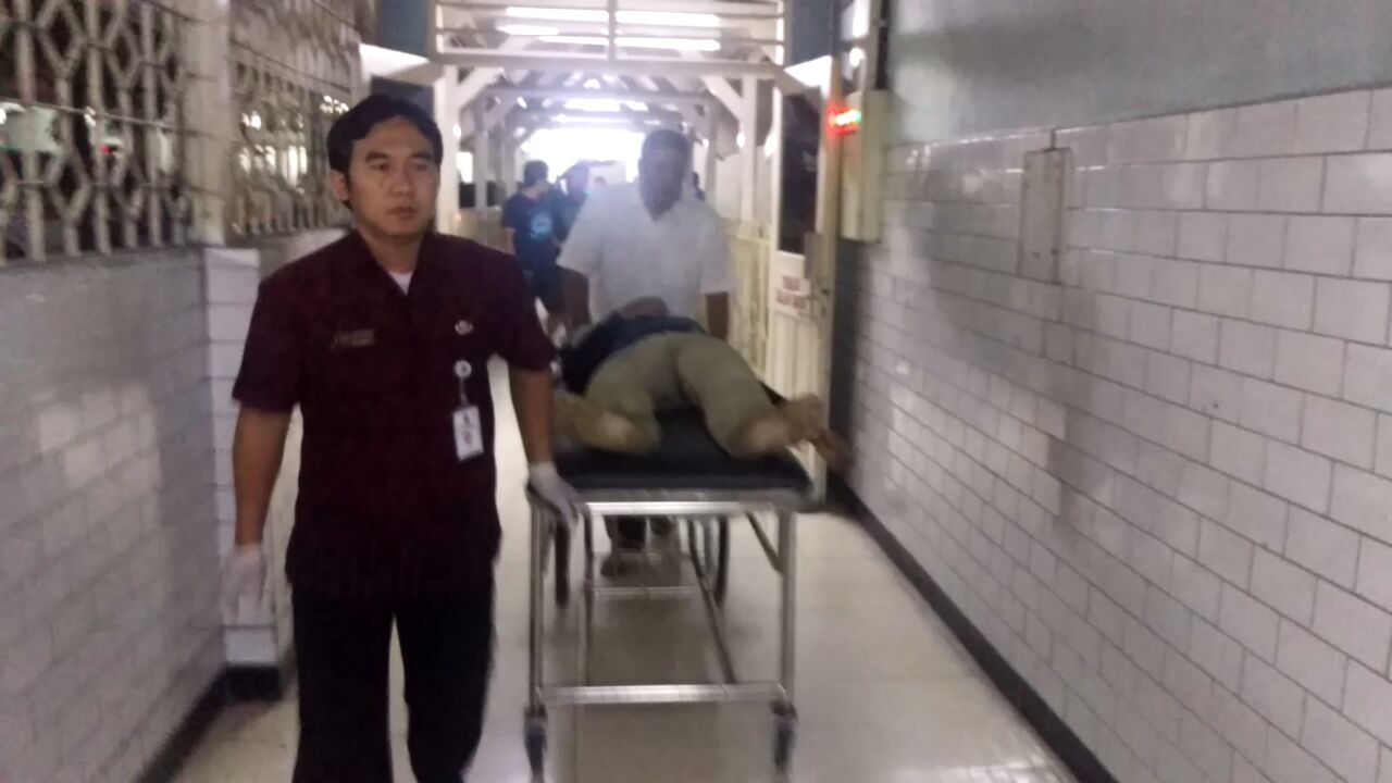 Dibawa ke Kamar Mayat RSU dr Soetomo/foto: Bakrie