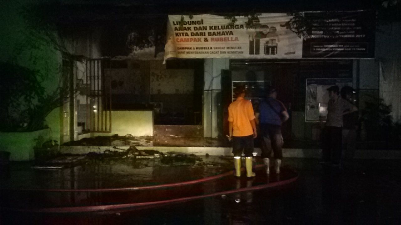 Petugas berupaya memadamkan kebakaran di SMP Santo Yusuf.