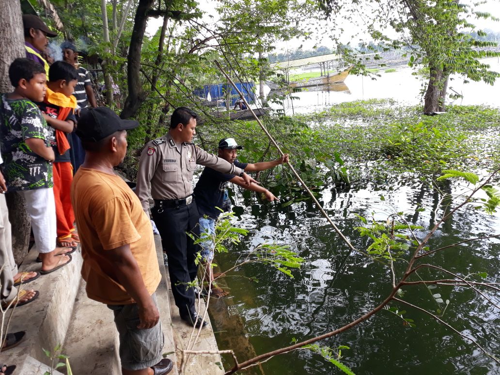 Petugas menunjukkan tempat tenggelamnya kedua korban.