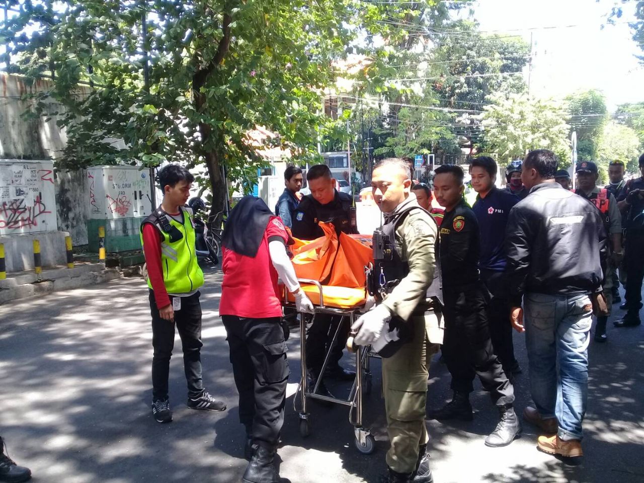 Petugas mengevakuasi jenazah Riyadi.