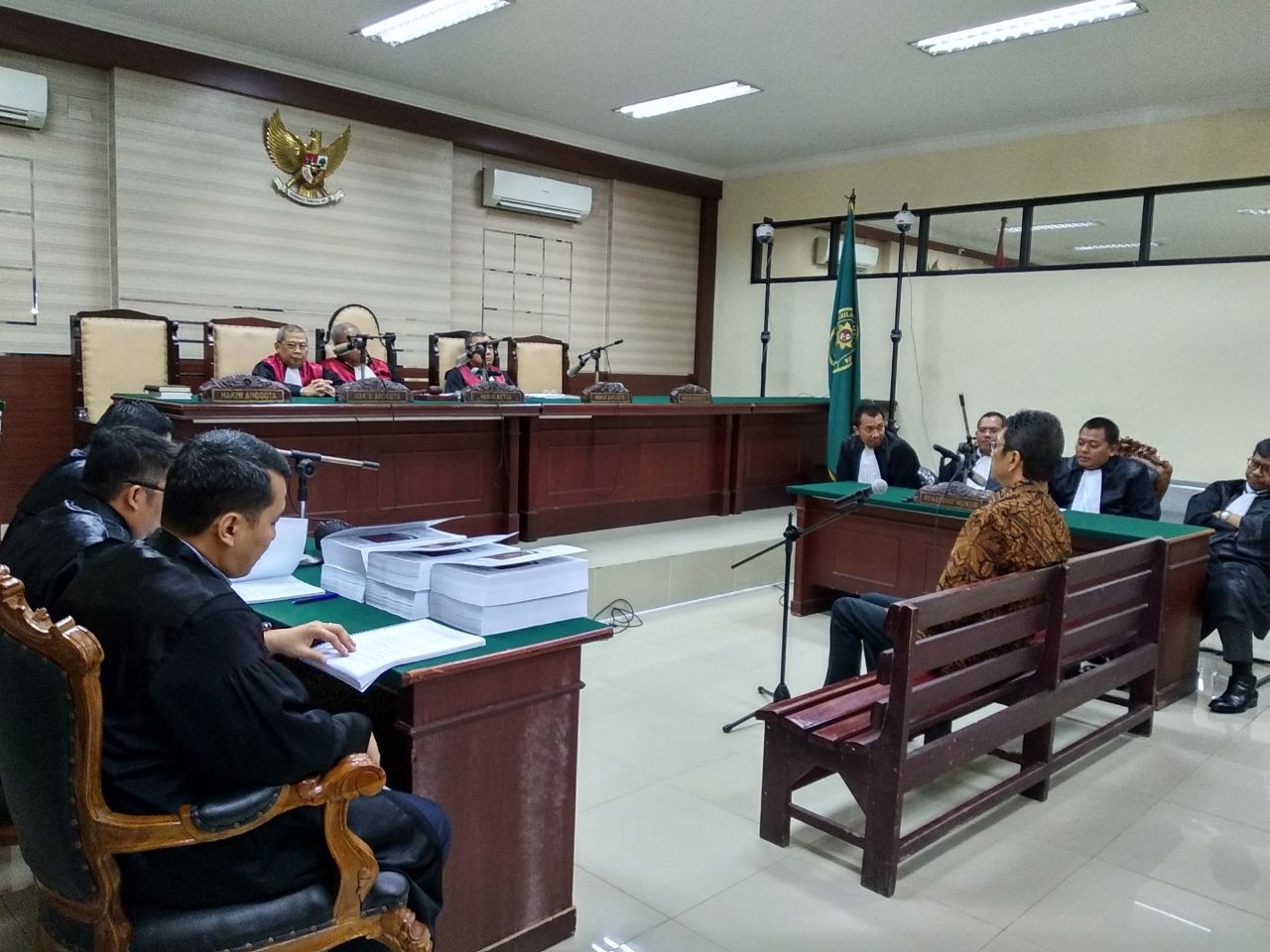 Edy Rumpoko (batik) mendengarkan tuntutan jaksa di Pengadilan Tipikor Surabaya