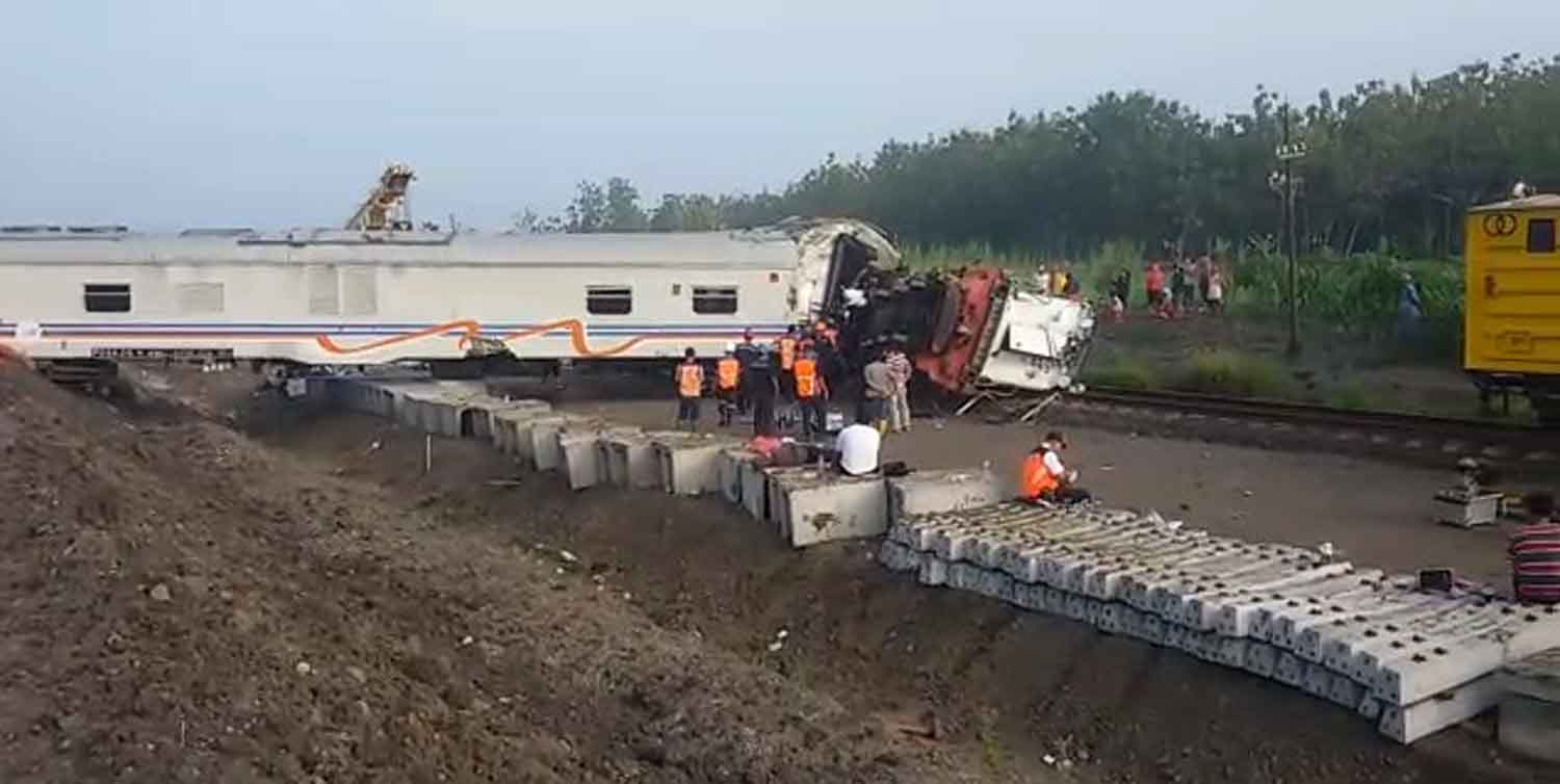 Proses evakuasi kereta yang terlibat kecelakaan, masih berlangsung. 