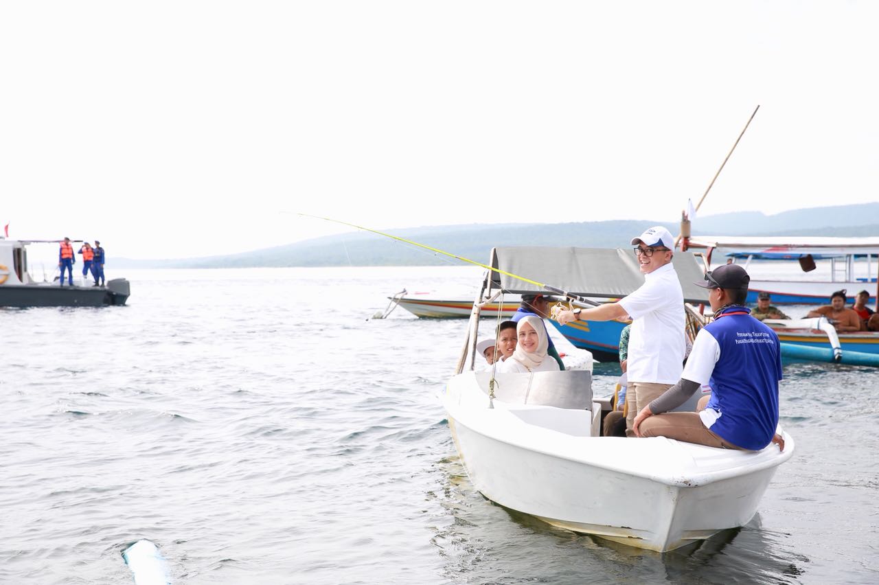 Gaya Bupati Anas mancing