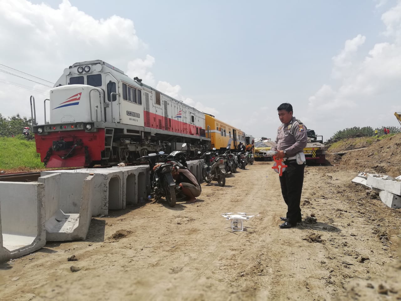 Perbaikan jalur kecelakaan kereta api di km 250+18, Desa Sambirejo, Kecamatan Mantingan, Kabupaten Ngawi.