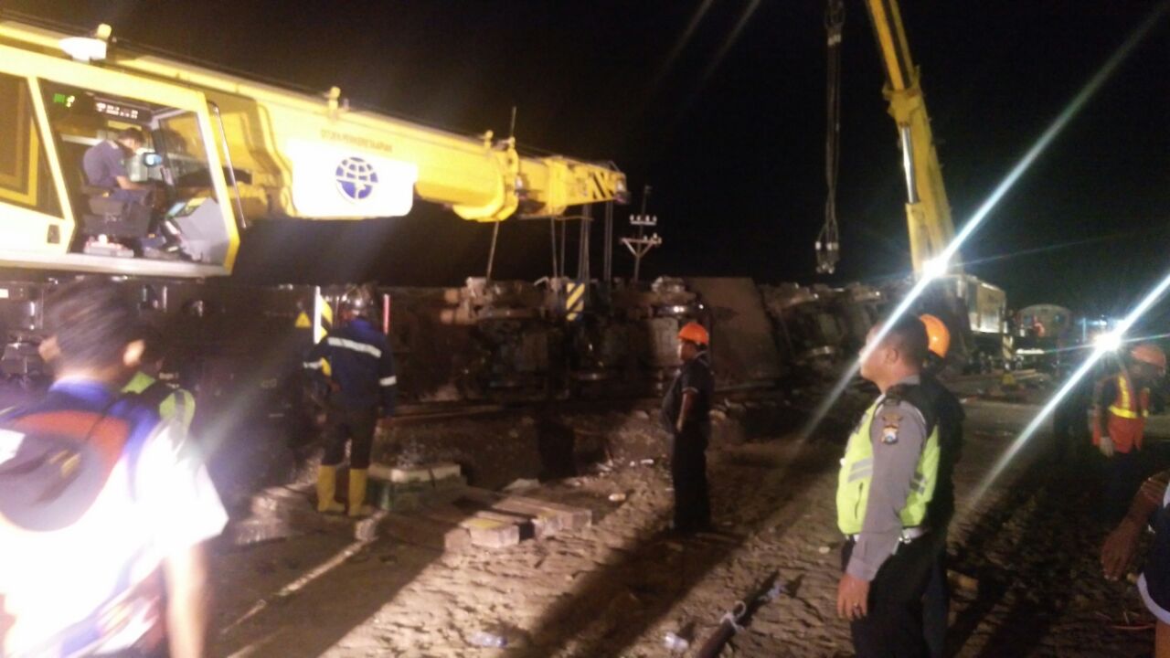 Proses evakuasi kereta yang masih berlangsung