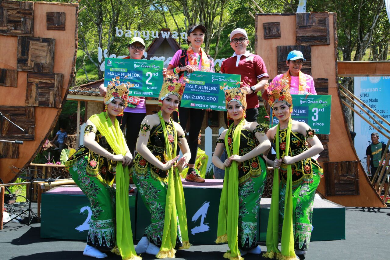 Bupati Banyuwangi Abdullah Azwar Anas bersama para juara lari Banyuwangi green run.