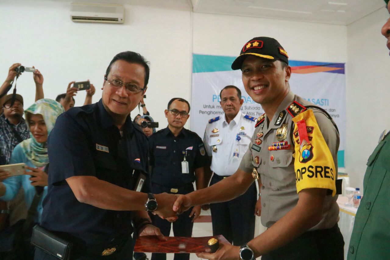 Kapolres menerima penghargaan