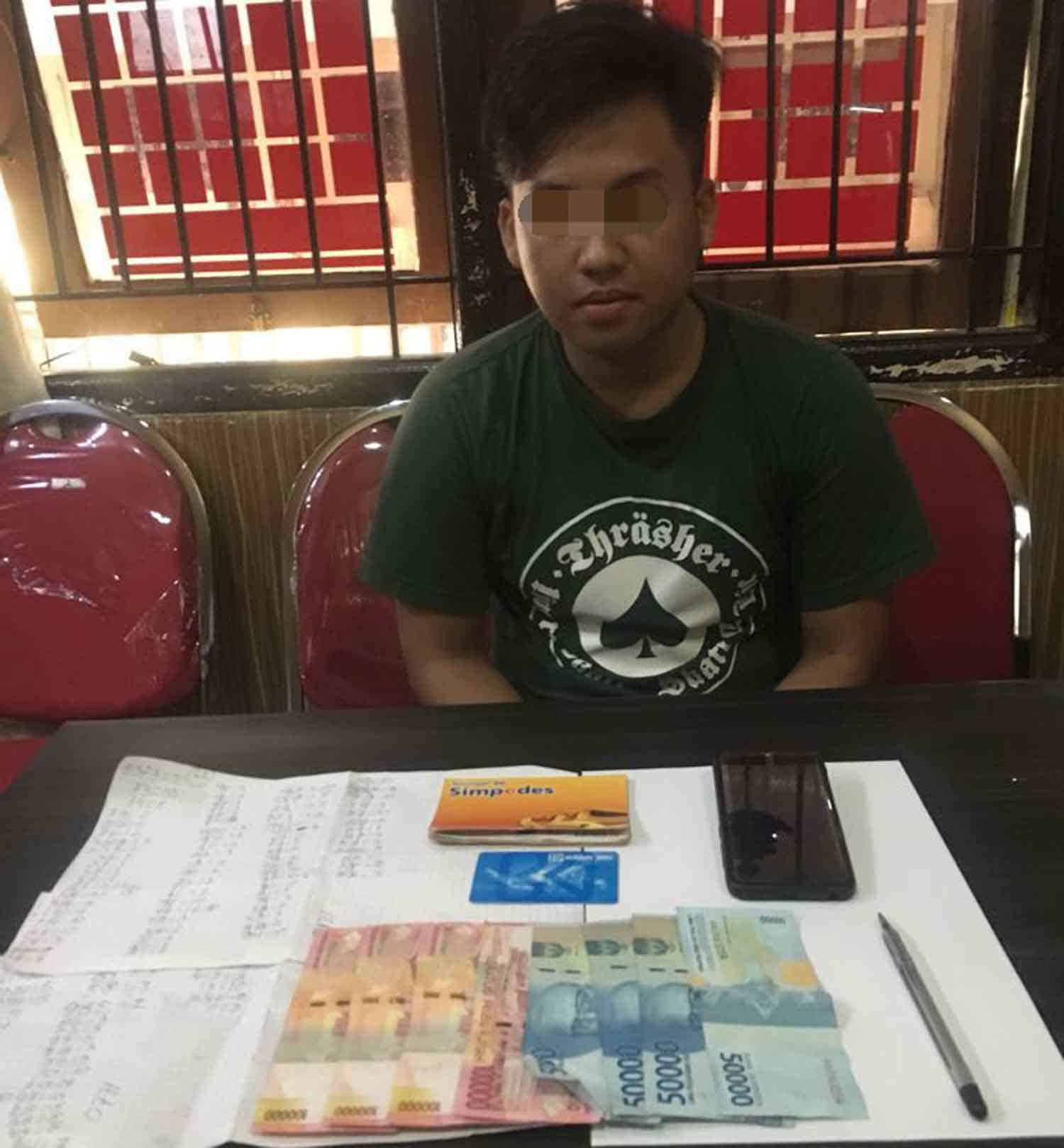 Tersangka dan barang bukti yang disita