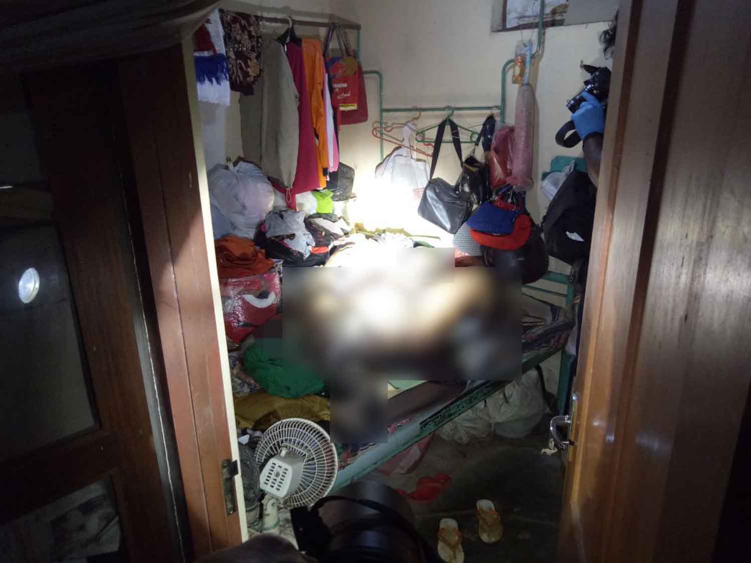 Nenek Sriatun ditemukan di kamarnya.