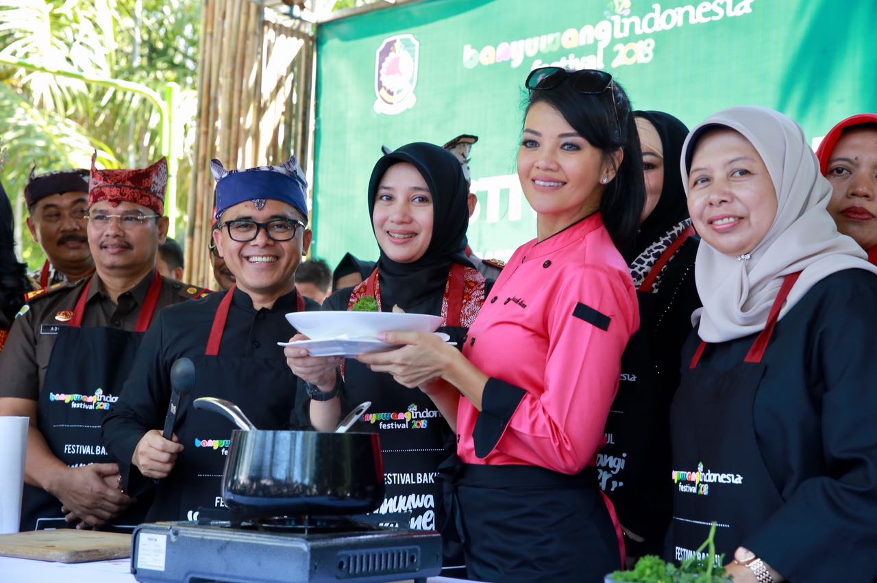 Gaya Farah Quinn memasak ayam kesrut bersama Bupati Anas
