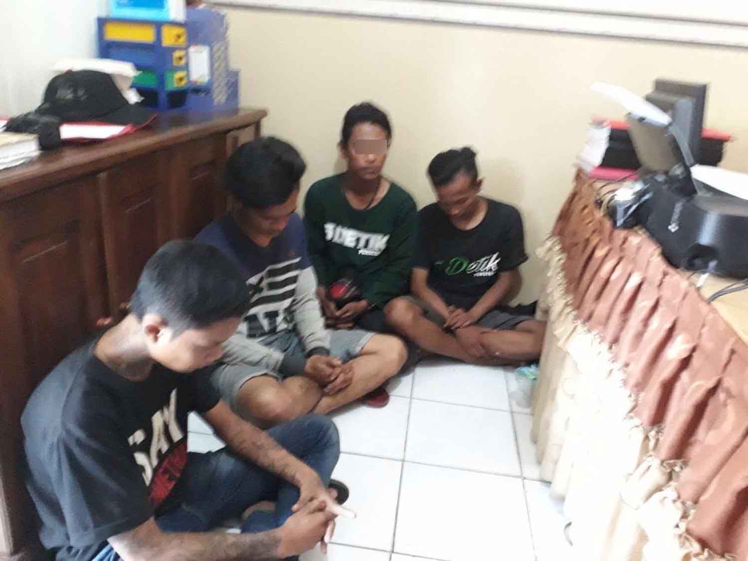 Empat suporter yang diciduk petugas.
