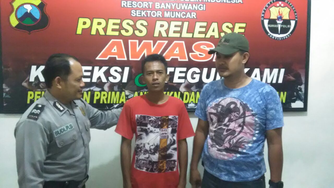 Petugas bersama tersangka.