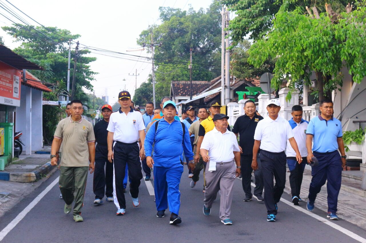 Olahraga jalan sehat yang digelar oleh 3 pilar