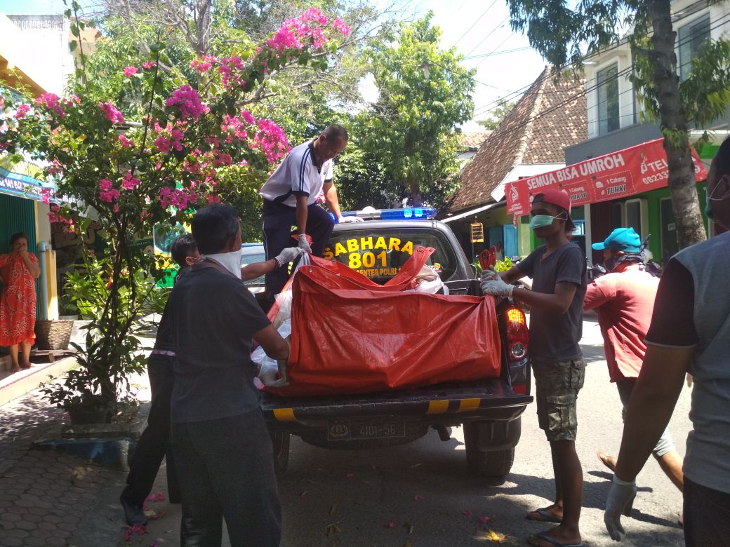 Petugas mengevakuasi jenazah korban