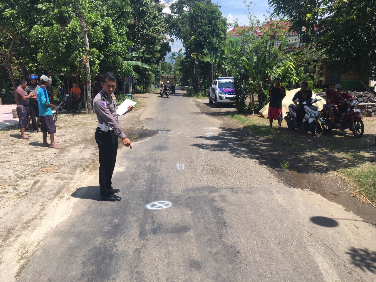 Petugas menunjukkan lokasi kecelakaan